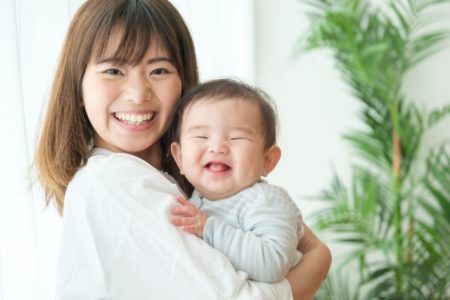 赤ちゃんとママの画像