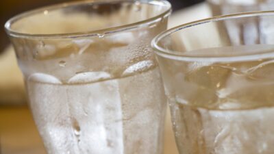 ミネラルウォーターは電解質のバランスを整えるの？