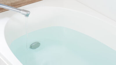 お風呂に浸かるだけで、むくみ解消できる？