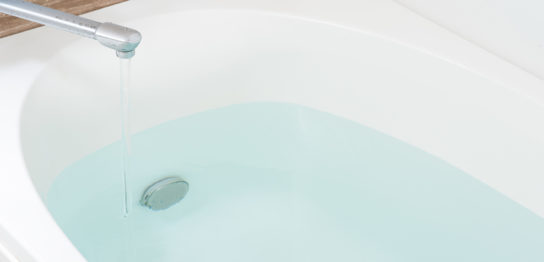 お風呂に浸かるだけで、むくみ解消できる？
