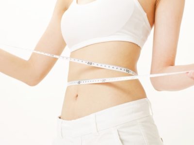 ダイエット中にウエストを測る女性