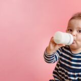 【保存版】離乳食期の赤ちゃんの水分補給、量や飲ませるものは？