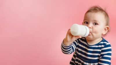 【保存版】離乳食期の赤ちゃんの水分補給、量や飲ませるものは？