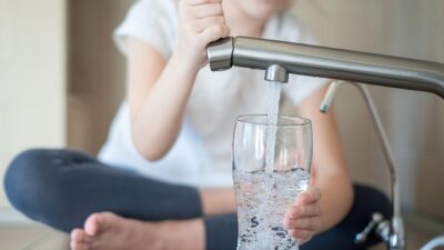 【保存版】お水の飲みすぎは水中毒に？摂取量の目安と気をつけるべき症状とは