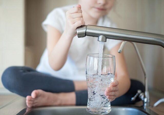 【保存版】お水の飲みすぎは水中毒に？摂取量の目安と気をつけるべき症状とは