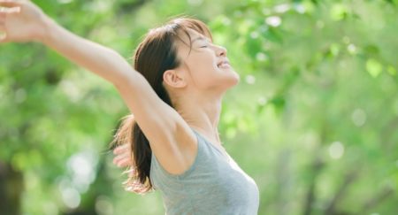 正しいお水の飲み方でデトックス効果を感じる女性の画像