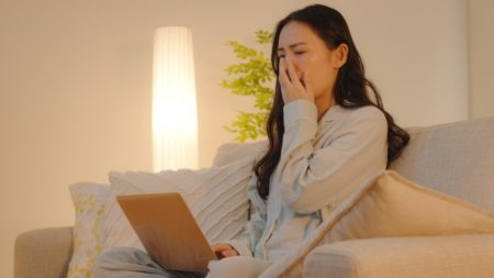 寝る前にあくびをする女性の画像