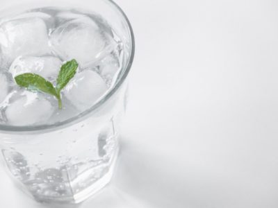 炭酸水が入ったグラスの画像