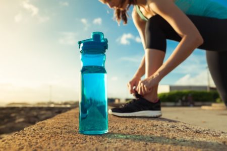 ランニング中に水分補給をする画像