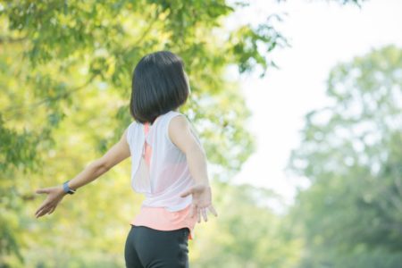 デトックスで不調を改善する女性の画像