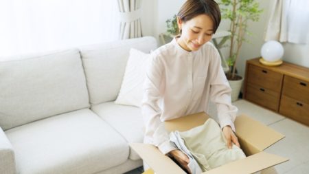 引越し作業をする女性の画像