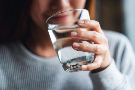 お水を飲む女性の画像