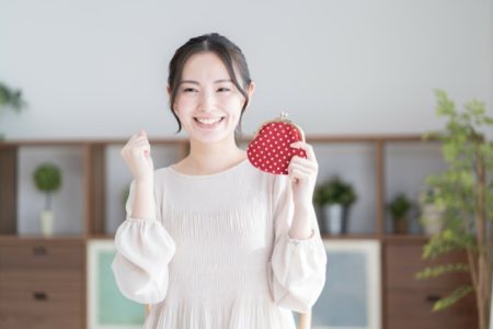 喜ぶ女性の画像