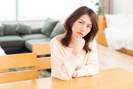 悩む女性の画像