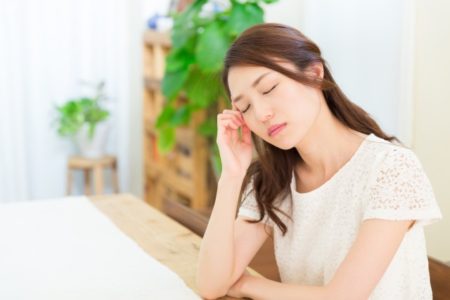 めまいを感じる女性の画像