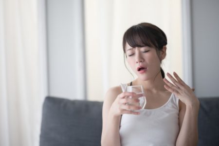 熱中症対策の飲み物を飲む画像