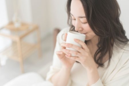 冷え症に効果的な飲み物を飲む女性の画像