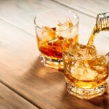 【保存版】お酒を飲むときのチェイサーは水が良い？チェイサーの意味と役割を解説