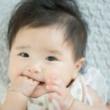 赤ちゃんの指しゃぶりは発達のサイン？理由・影響・卒業のヒント