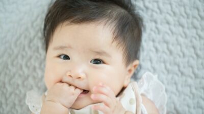 赤ちゃんの指しゃぶりは発達のサイン？理由・影響・卒業のヒント