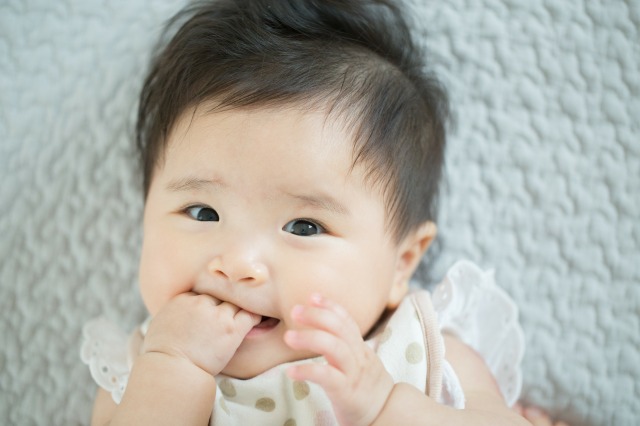 赤ちゃんの指しゃぶりは発達のサイン？理由・影響・卒業のヒント