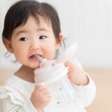 赤ちゃんのストローはいつから？月齢別のステップと練習法