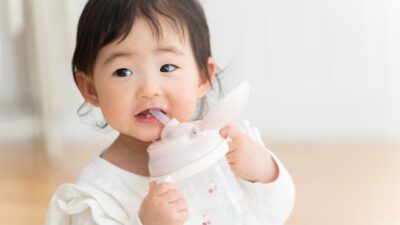 赤ちゃんのストローはいつから？月齢別のステップと練習法