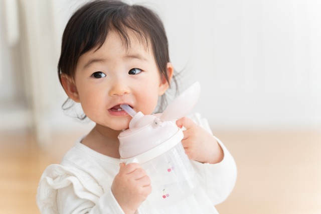 赤ちゃんのストローはいつから？月齢別のステップと練習法