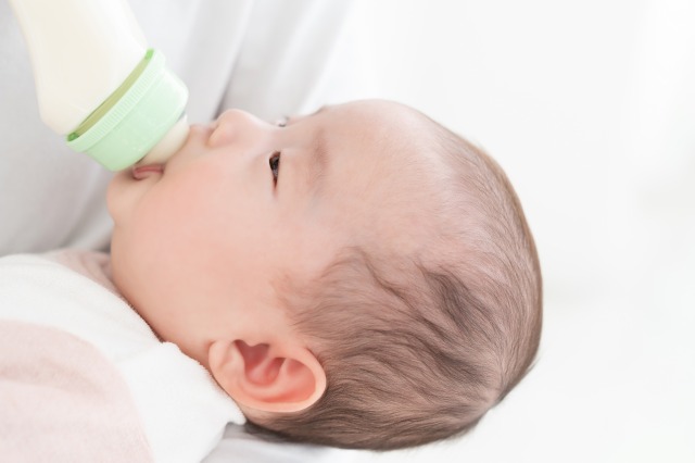 赤ちゃんのミルク間隔、月齢別の理想的なタイミングとは