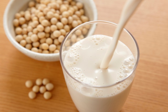 1歳に豆乳は飲ませていい？いつからOK？考え方と注意点を解説