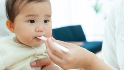 赤ちゃんに氷はいつから大丈夫？窒息を防ぐ注意点とリスクを解説
