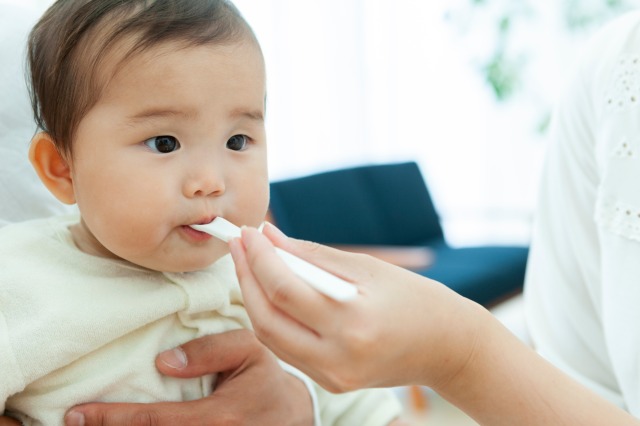 赤ちゃんに氷はいつから大丈夫？窒息を防ぐ注意点とリスクを解説