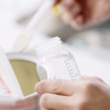 ミルクの作り置きは何時間まで？常温・冷蔵の目安と保存方法