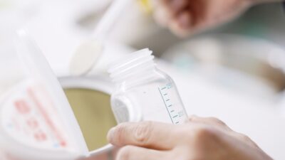 ミルクの作り置きは何時間まで？常温・冷蔵の目安と保存方法
