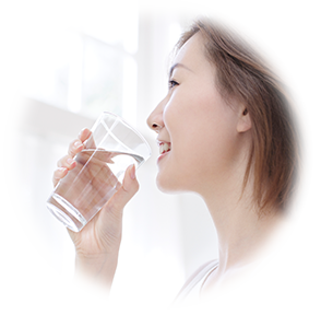 水を飲む女性のイメージ写真