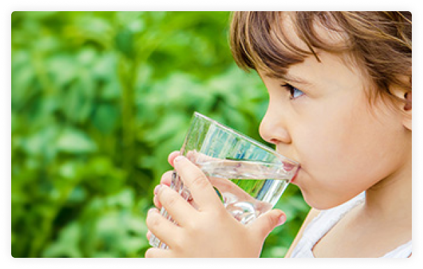 小さな子供がお水を飲んでいる